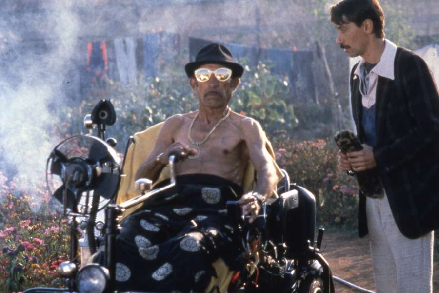 schwarze-katze-weisser-kater_stills_032