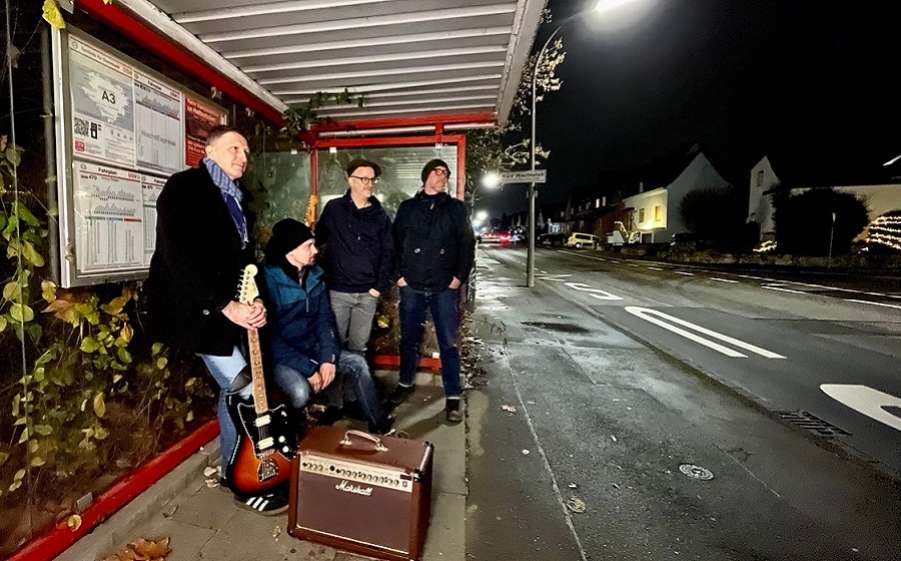 Tante_Matta_2022_Bild_an_der_Bushaltestelle_Foto__Melanie_Weber_Depot